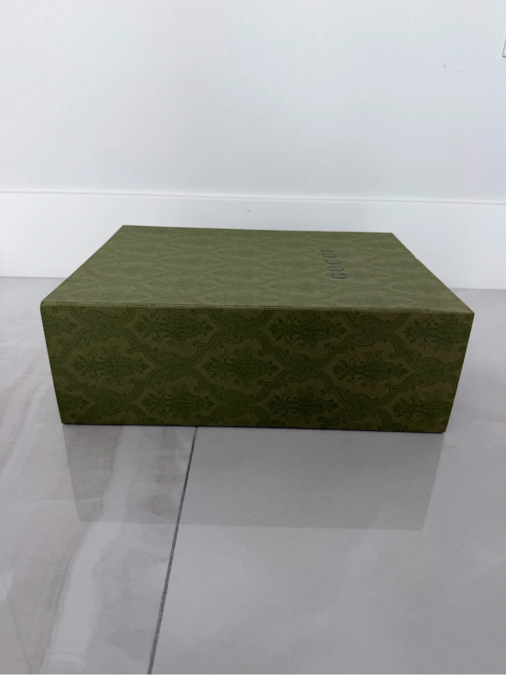 Gucci Large Green Magnetic Close Gift Box with Logo Ribbon - Picture 10 of 14